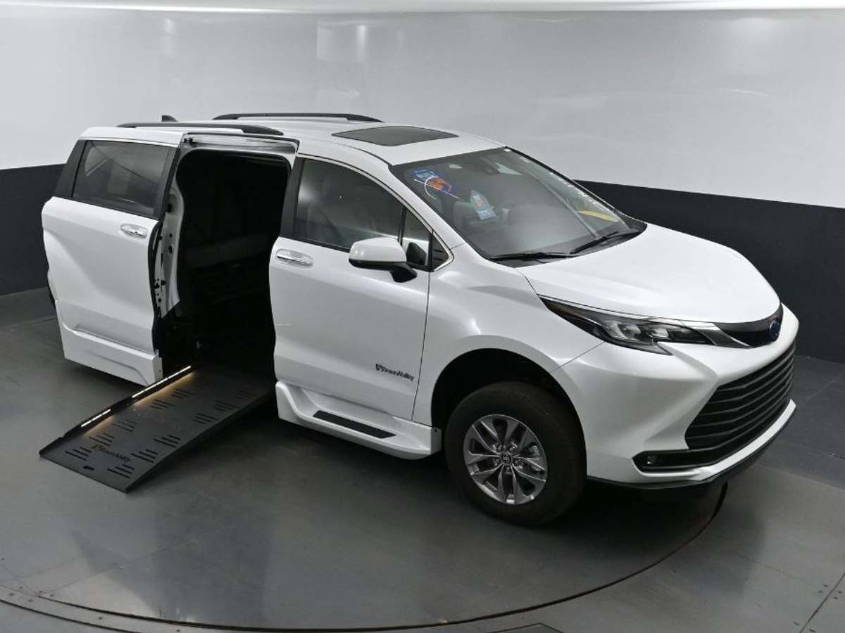 2025 TOYOTA SIENNA - Image 17