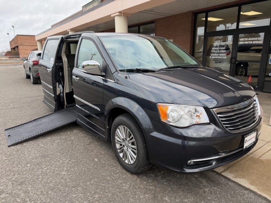 2014 Chrysler Town & Country Touring-L's photo