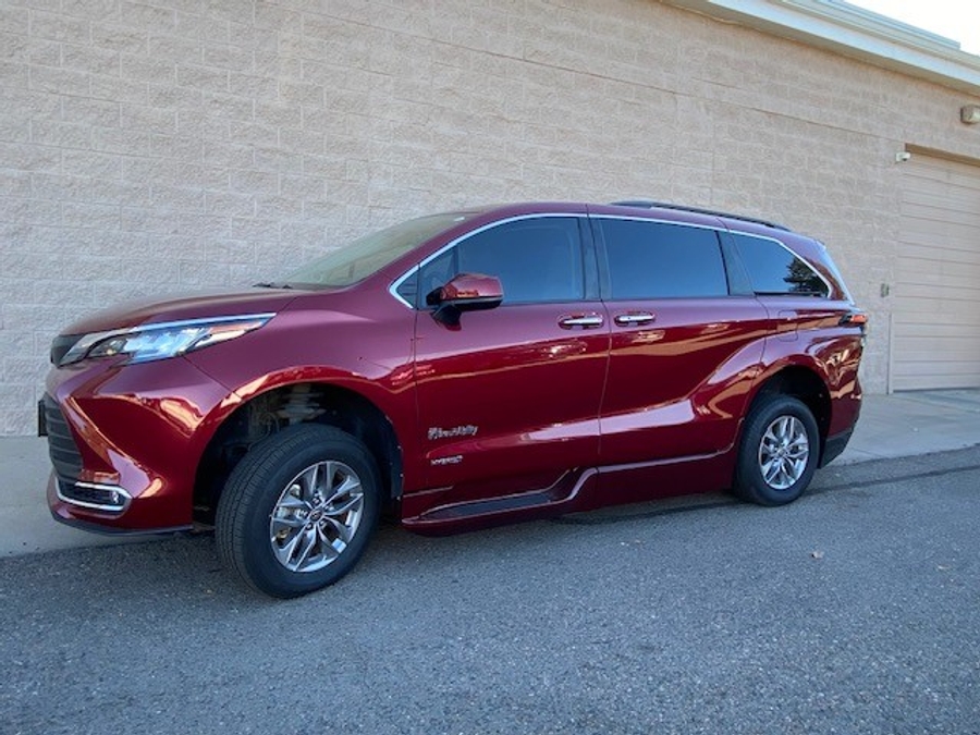 Used 2021 Toyota Sienna Hybrid XLE Plus - BraunAbility Side Entry Entry Fold Out Automatic Ramp