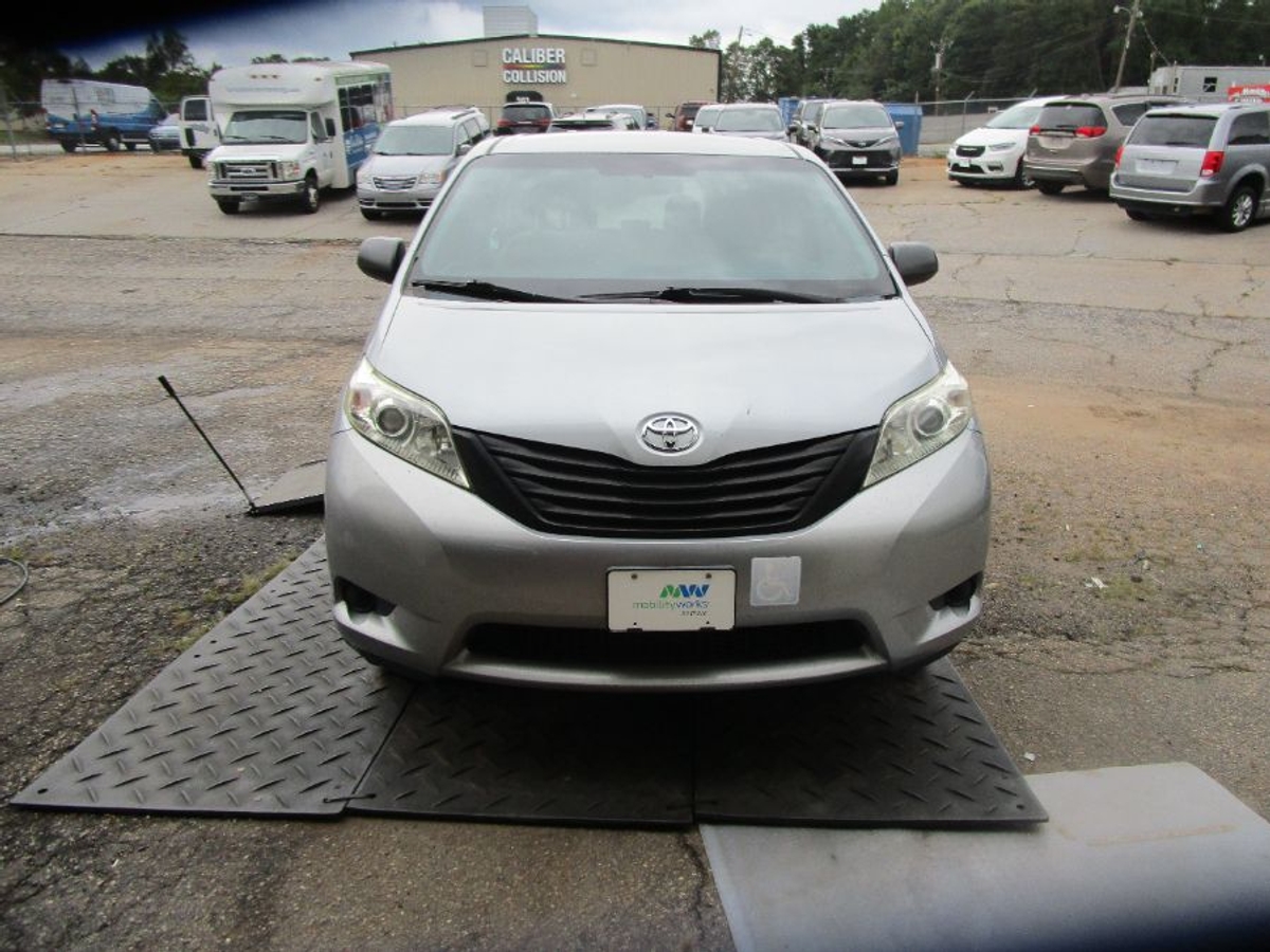 2015 Toyota Sienna L's photo