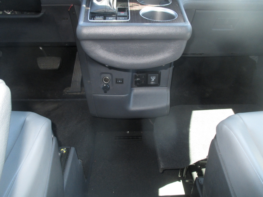 Grey Toyota Sienna image number 16
