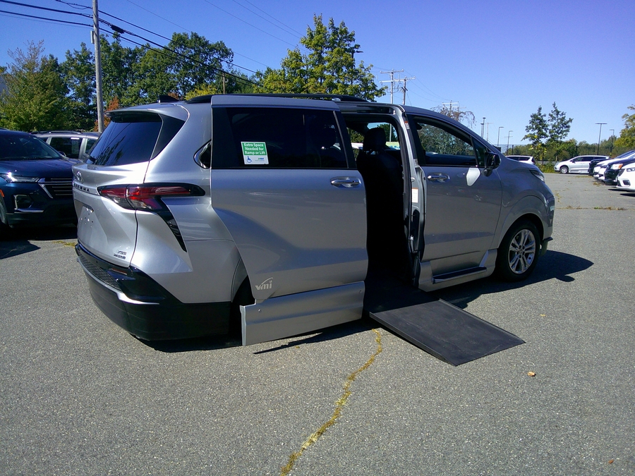  Toyota Sienna image number 2