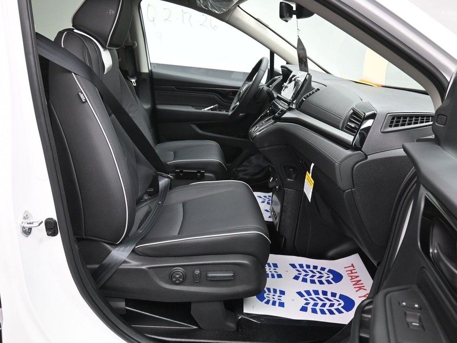 White Honda Odyssey image number 5