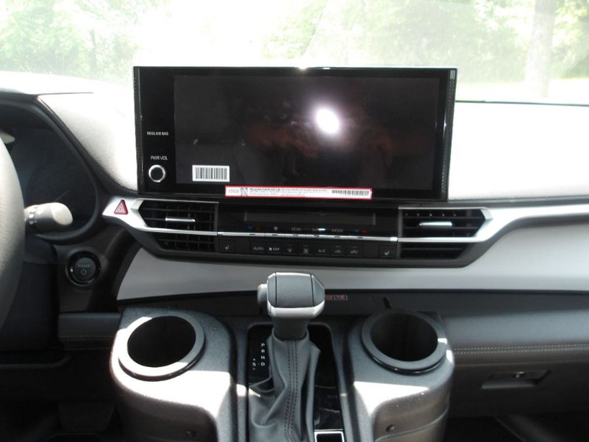 White Toyota Sienna image number 12