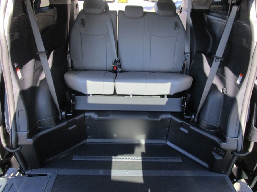 New 2025 Toyota Sienna Hybrid XLE Plus - BraunAbility Side Entry Entry In Floor Automatic Ramp