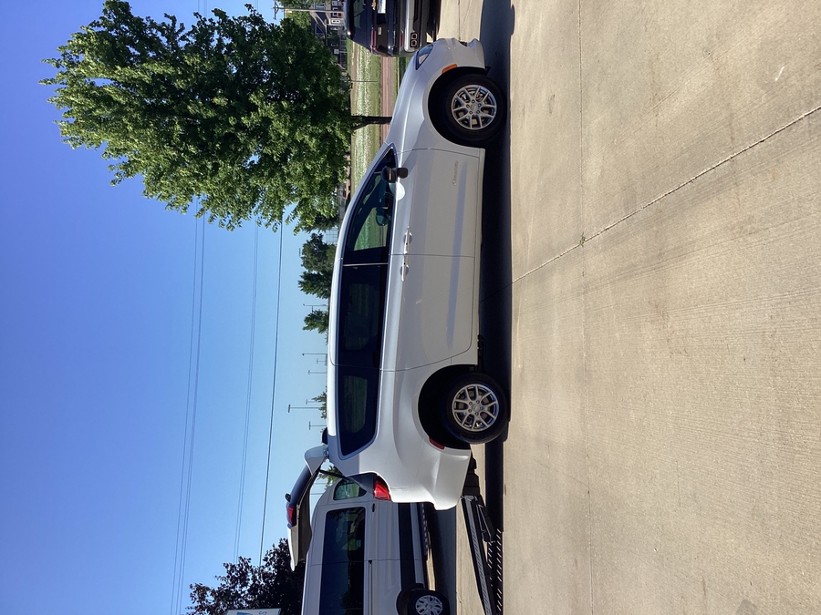 White Chrysler Voyager image number 10