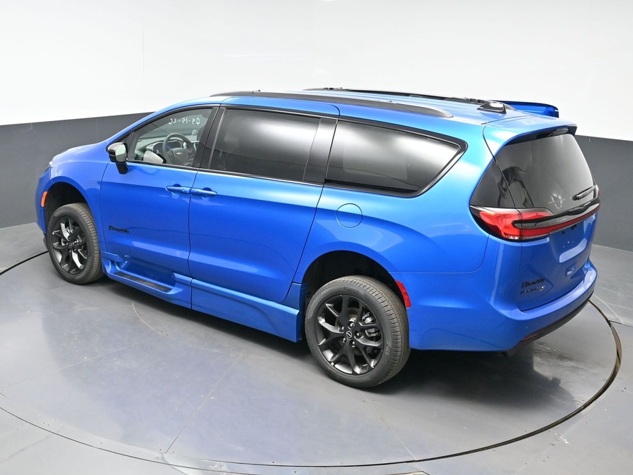 New 2026 Chrysler Pacifica Select Sport - BraunAbility Side Entry Entry Fold Out Automatic Ramp