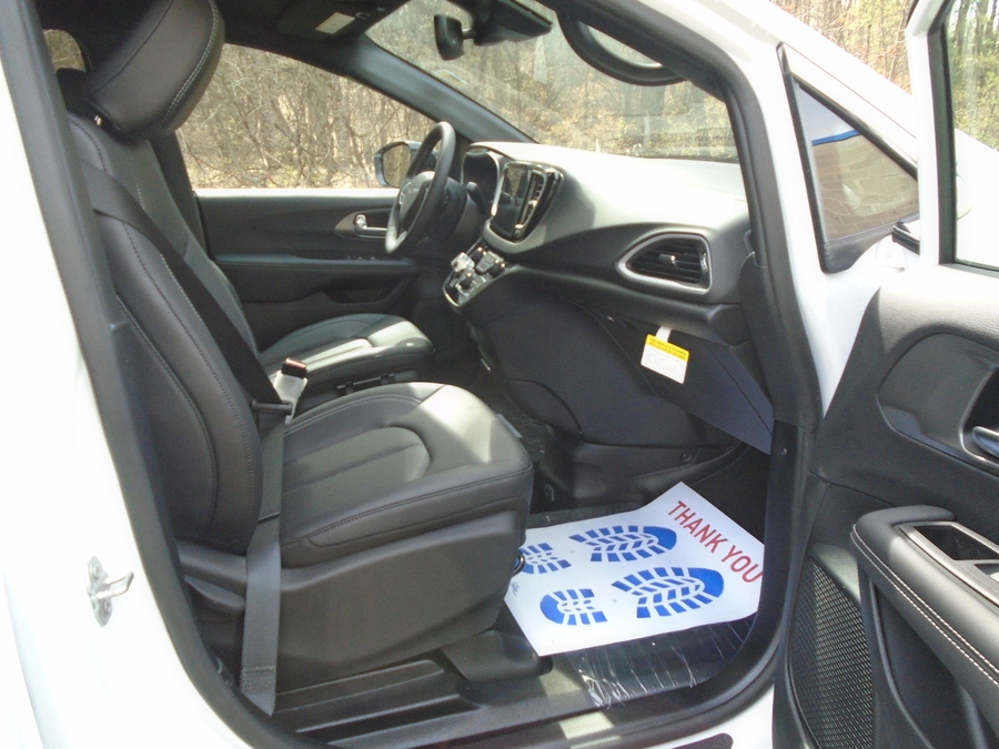 White Chrysler Voyager image number 3