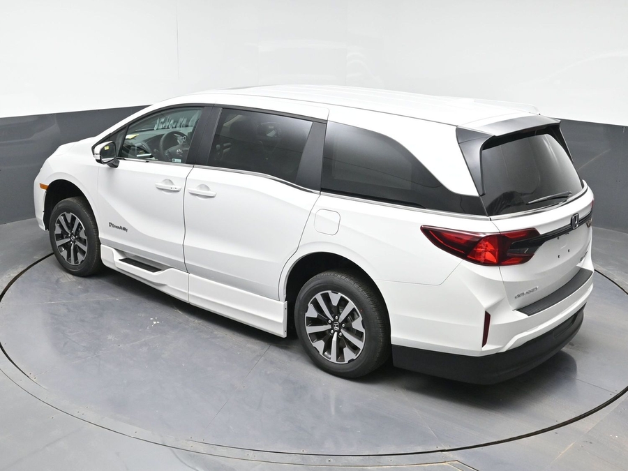 White Honda Odyssey image number 24