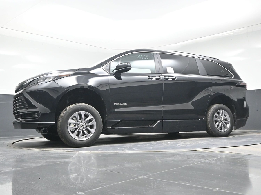 Black Toyota Sienna image number 19