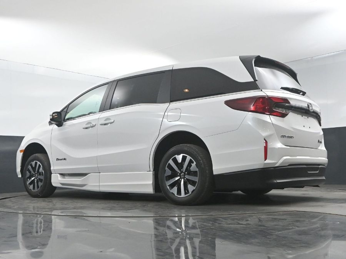White Honda Odyssey image number 19