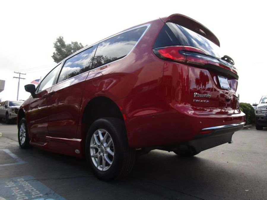 New 2025 Chrysler Pacifica Select Safety - BraunAbility Side Entry Entry Fold Out Automatic Ramp