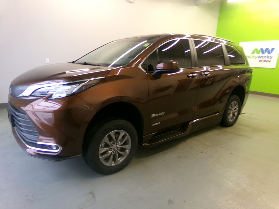 Orange Toyota Sienna image number 3