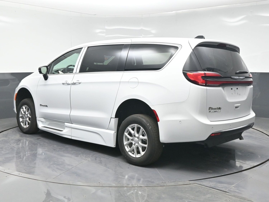 New 2025 Chrysler Pacifica Select Safety - BraunAbility Side Entry Entry In Floor Automatic Ramp
