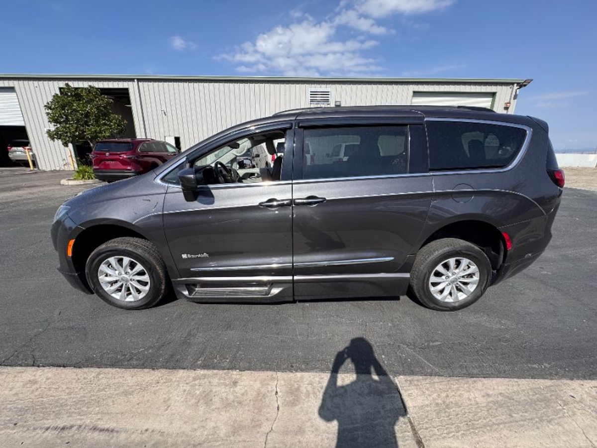 2017 CHRYSLER PACIFICA - Image 5