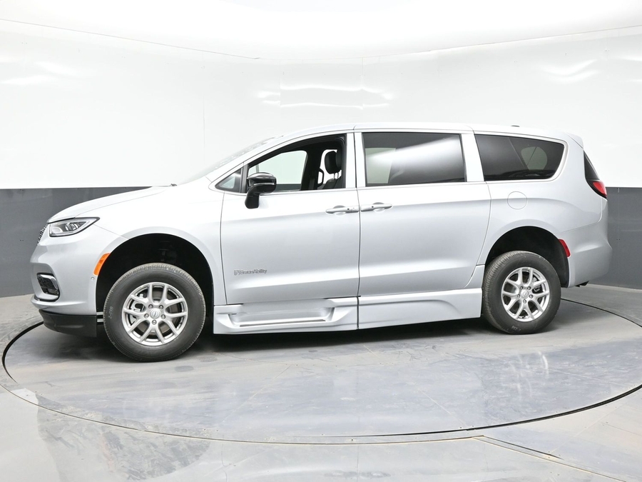 Silver Chrysler Pacifica image number 2