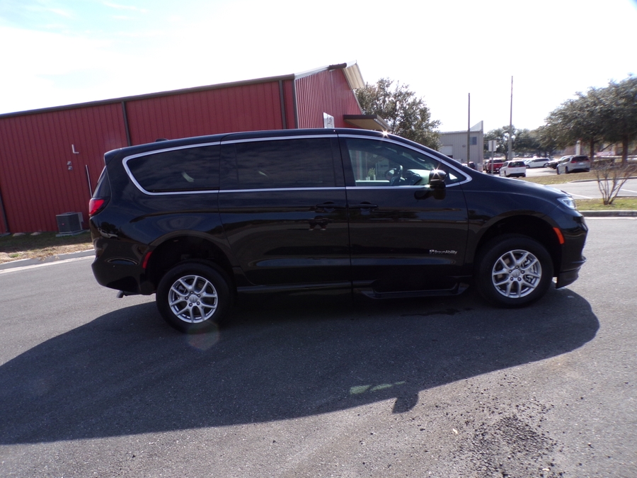 Black Chrysler Pacifica image number 34