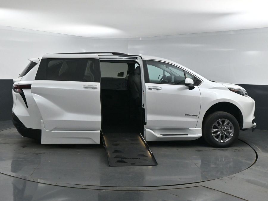 New 2025 Toyota Sienna Hybrid XLE Plus - BraunAbility Side Entry Entry Fold Out Automatic Ramp