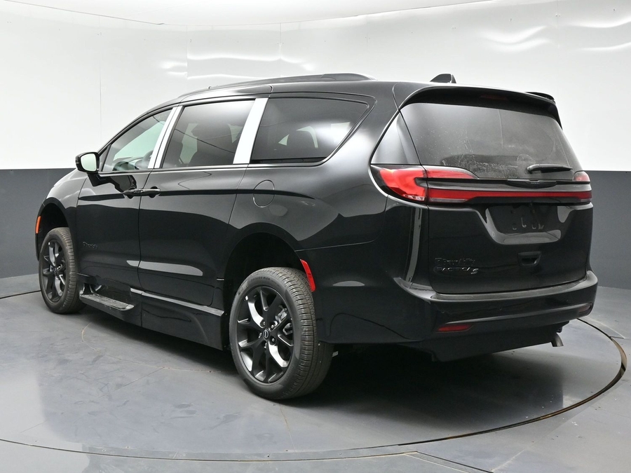 New 2026 Chrysler Pacifica Select Sport - BraunAbility Side Entry In Floor Automatic Ramp