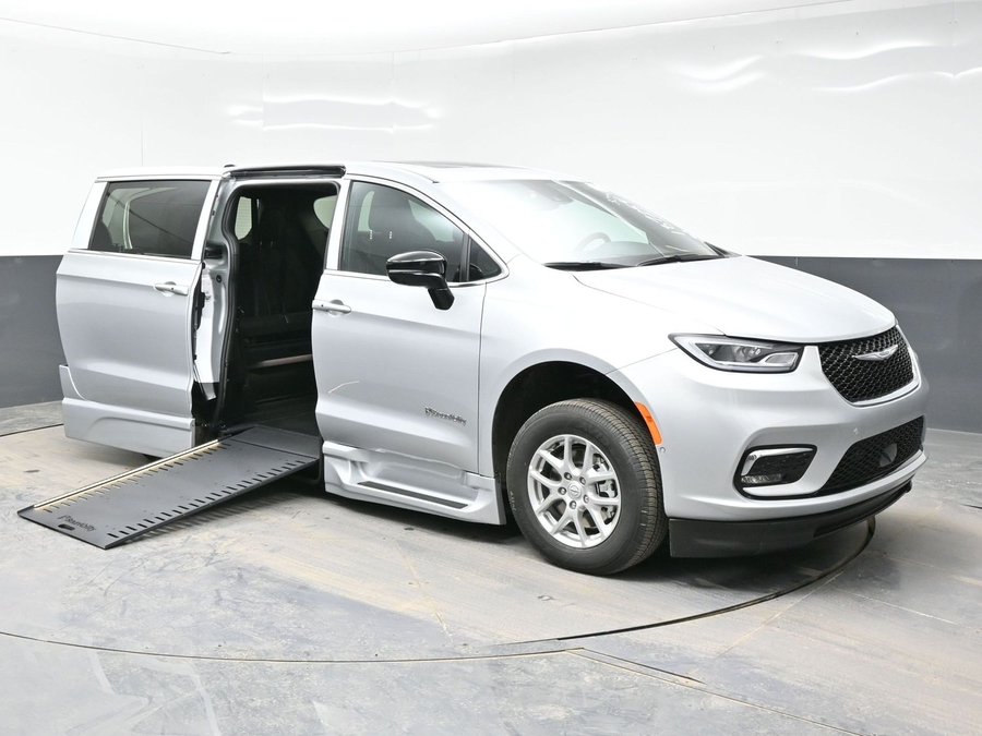 New 2026 Chrysler Pacifica Select Plus - BraunAbility Side Entry Entry In Floor Automatic Ramp