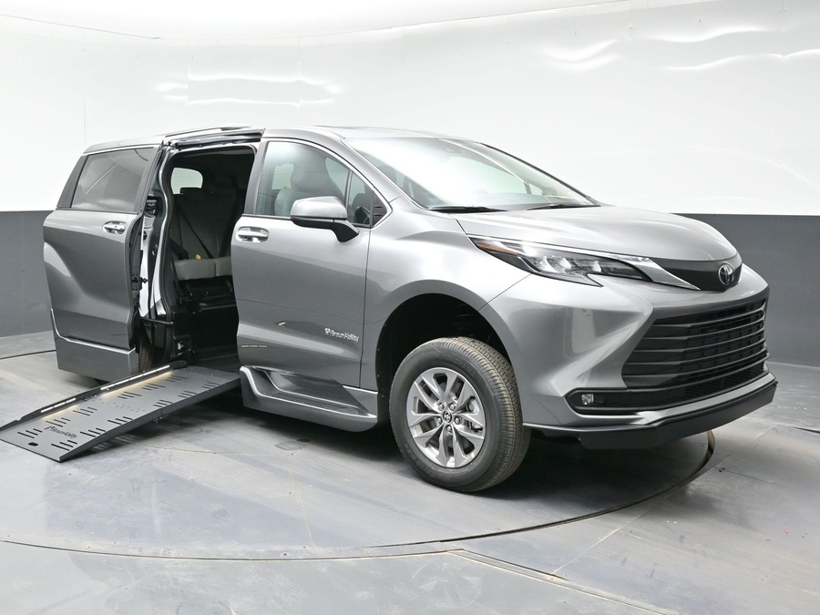 New 2026 Toyota Sienna Hybrid XLE Add - BraunAbility Side Entry Fold Out Automatic Ramp