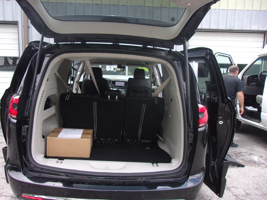 Grey Chrysler Pacifica image number 9