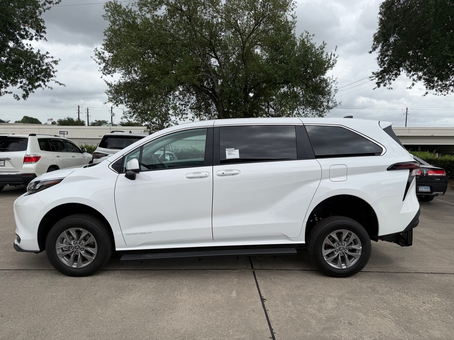 New 2026 Toyota Sienna Hybrid LE - Vantage Mobility Rear Entry Entry Fold Out Manual Ramp