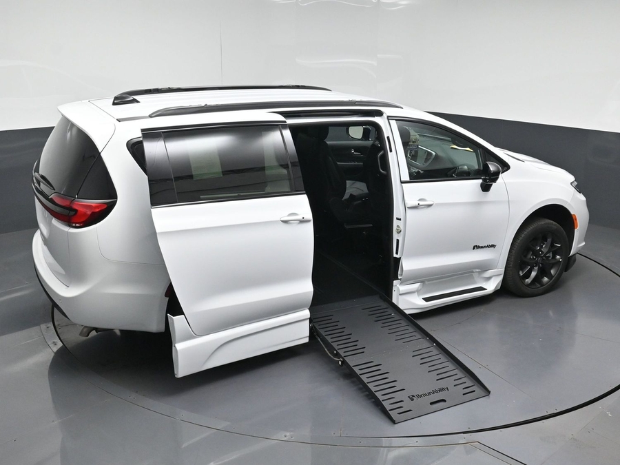 White Chrysler Pacifica image number 22
