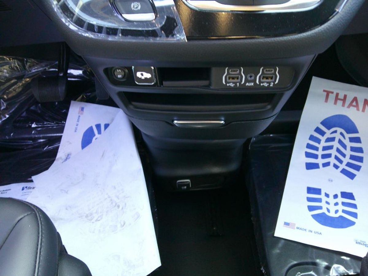 Grey Chrysler Pacifica image number 13