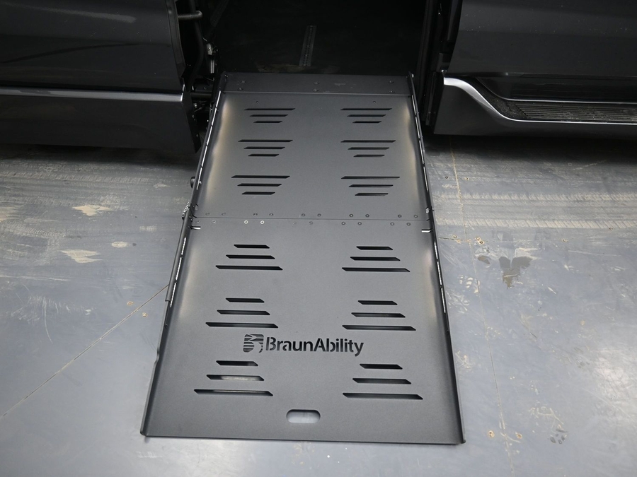 Grey Toyota Sienna image number 10