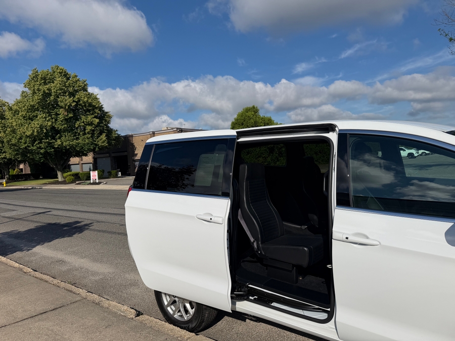 White Chrysler Voyager image number 8