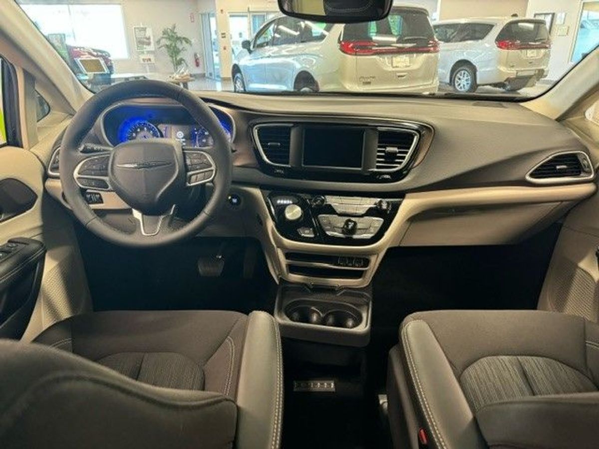 2024 CHRYSLER VOYAGER - Image 19