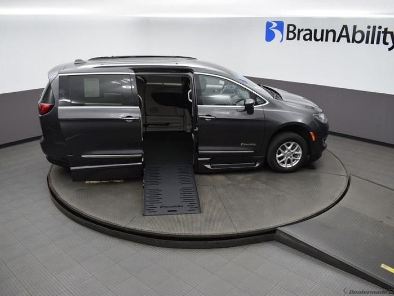 Grey Chrysler Pacifica image number 19
