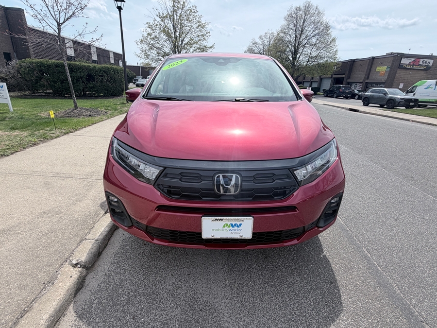 Red Honda Odyssey image number 1