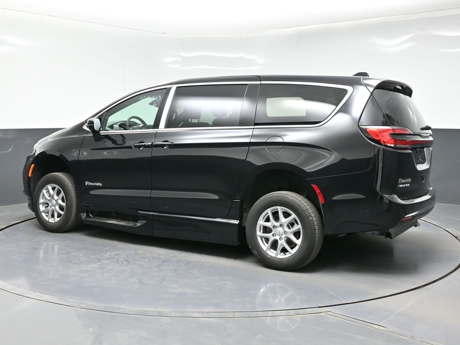 Black Chrysler Pacifica image number 1