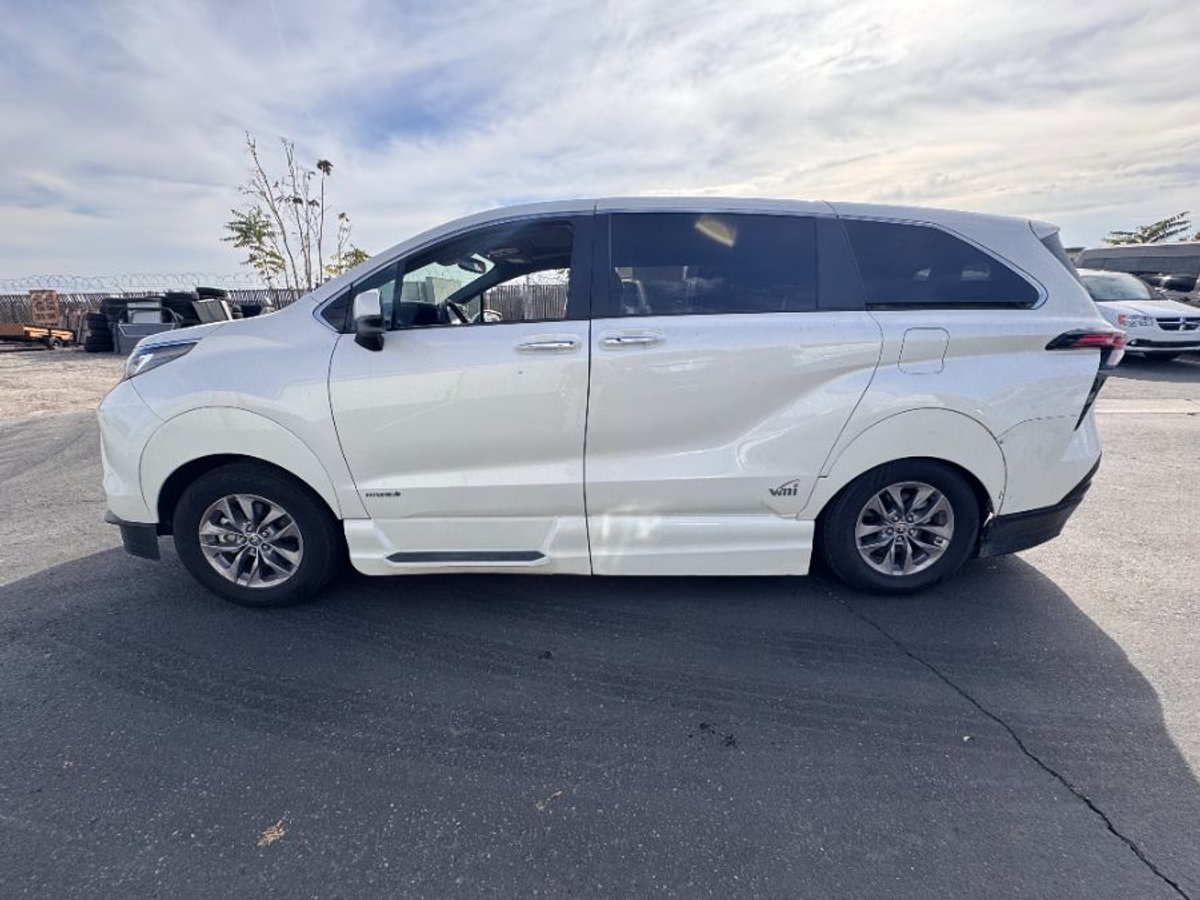 2021 Toyota Sienna XLE