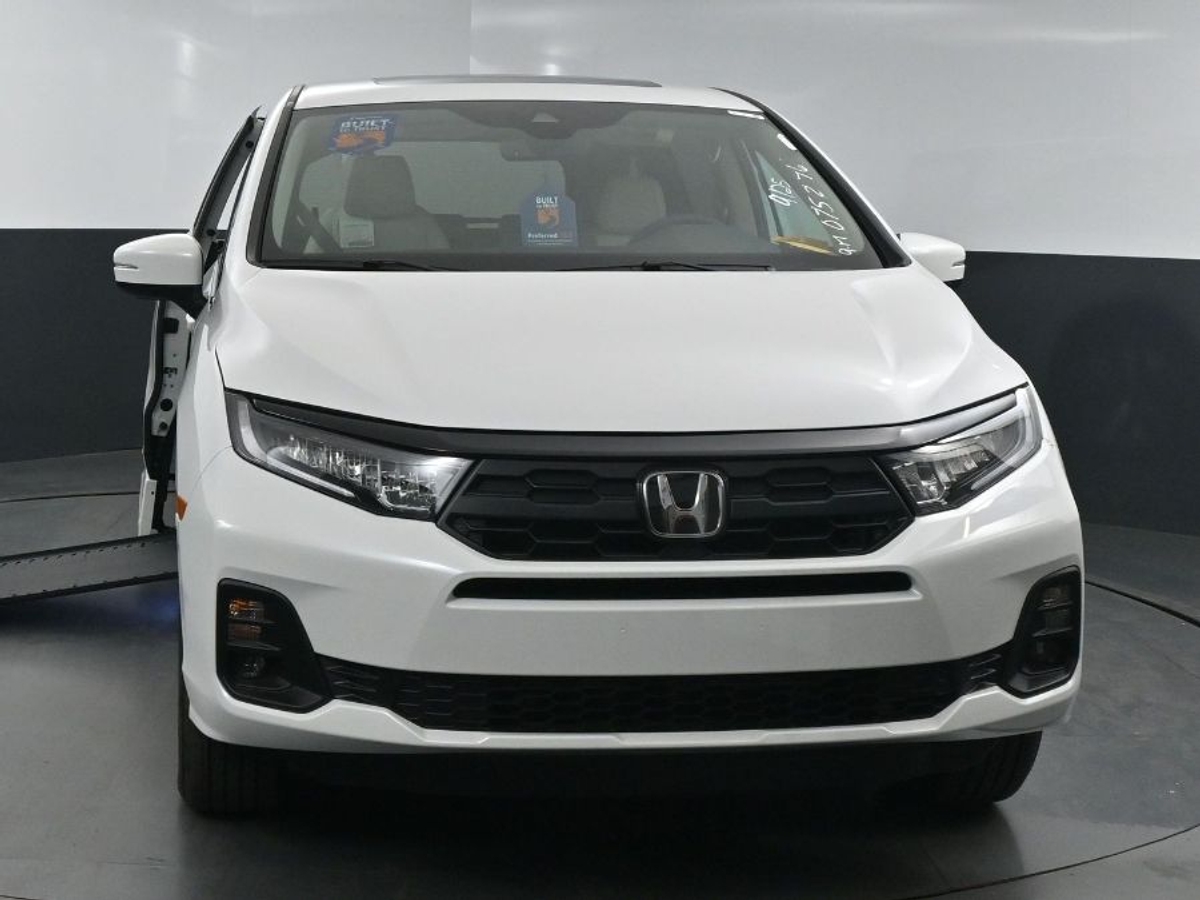 White Honda Odyssey image number 1