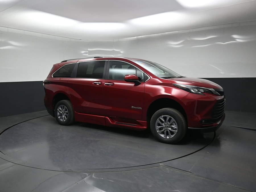 New 2026 Toyota Sienna Hybrid XLE Base - BraunAbility Side Entry In Floor Automatic Ramp