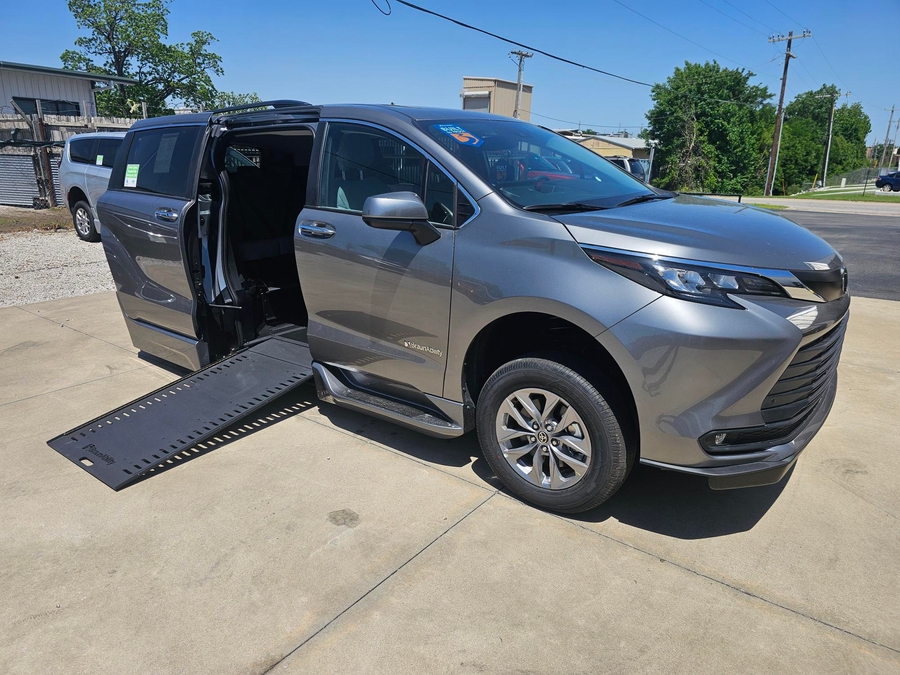 Grey Toyota Sienna image number 7