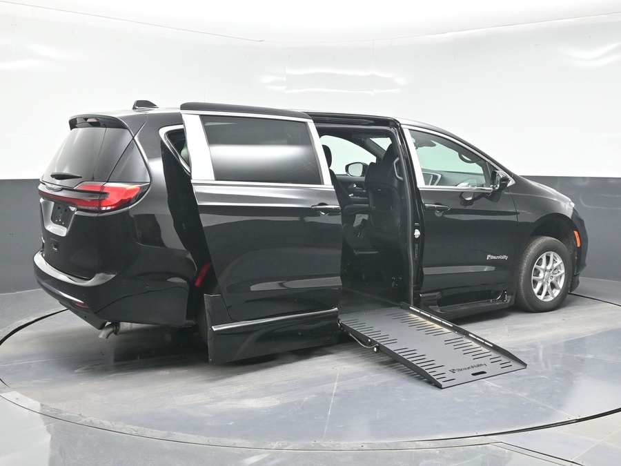 Black Chrysler Pacifica image number 6