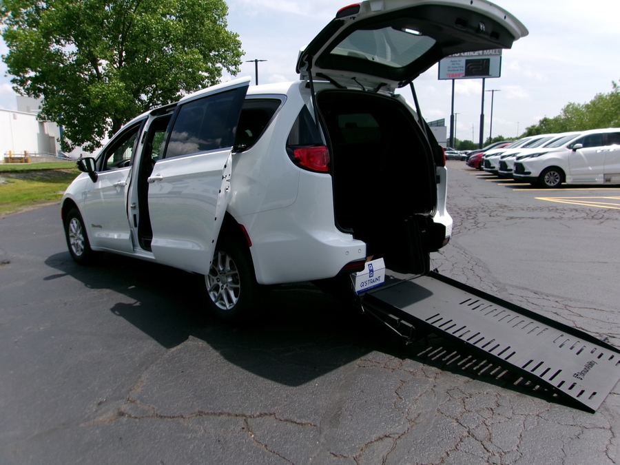 White Chrysler Voyager image number 1