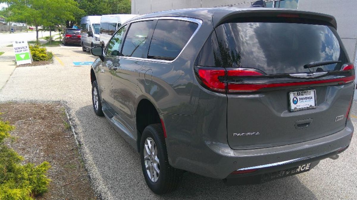 Grey Chrysler Pacifica image number 4