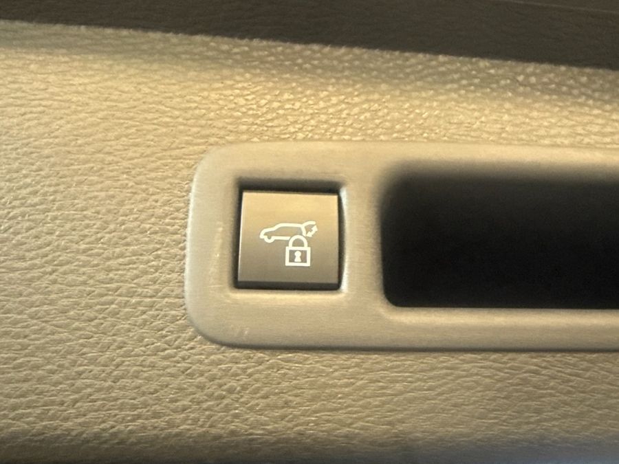Black Toyota Sienna image number 6