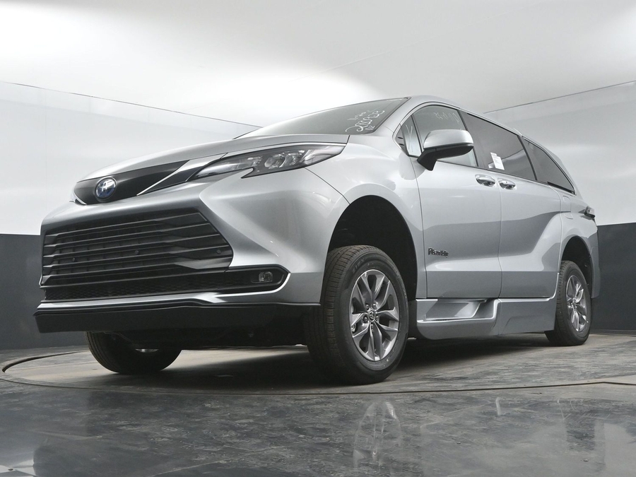 New 2025 Toyota Sienna Hybrid XLE Base - BraunAbility Side Entry Entry Fold Out Automatic Ramp