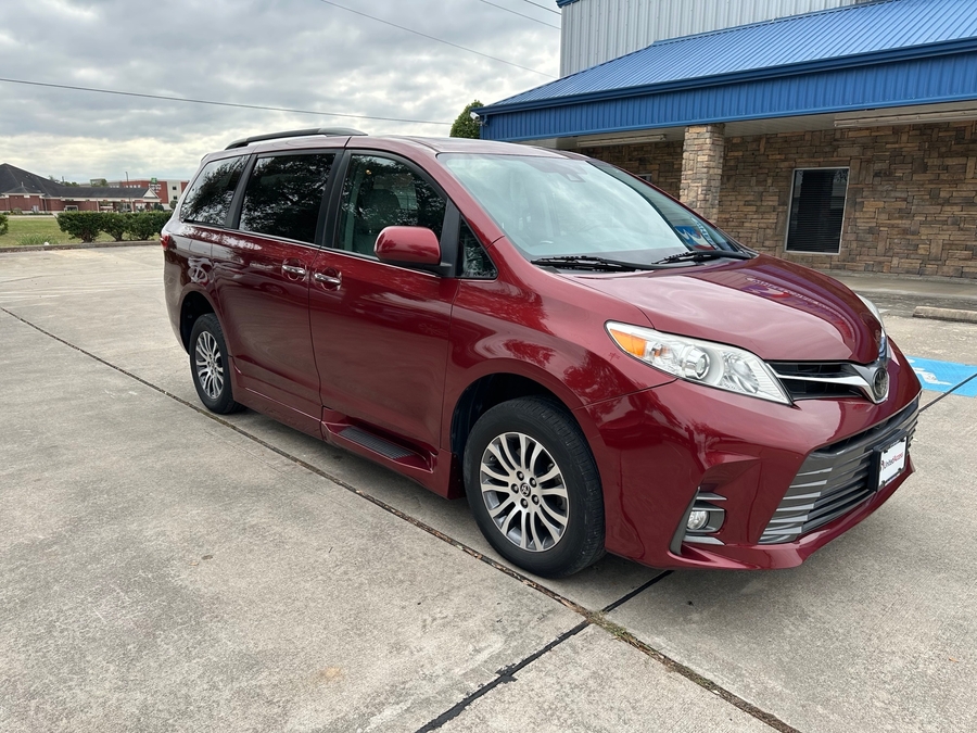 Used 2020 Toyota Sienna XLE Base - BraunAbility Side Entry Entry In Floor Automatic Ramp