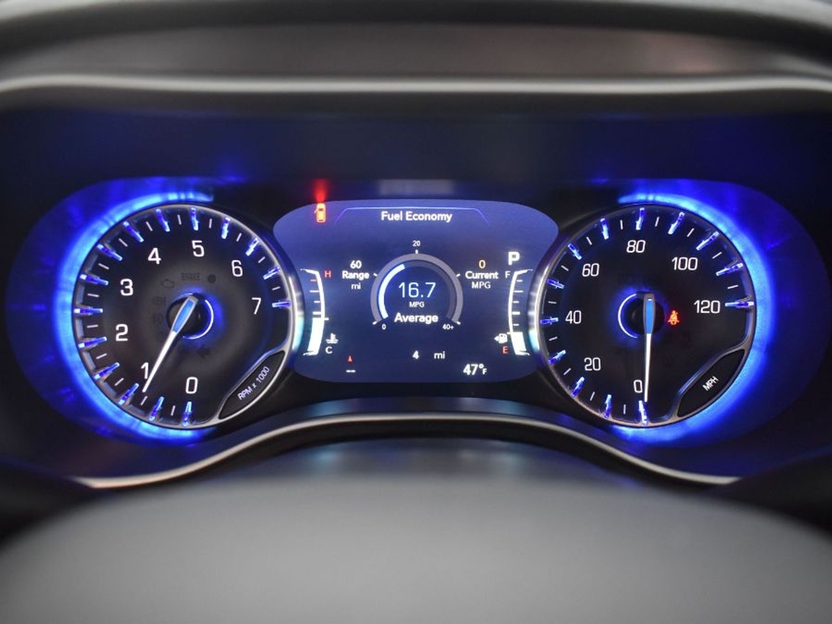 Black Chrysler Pacifica image number 15