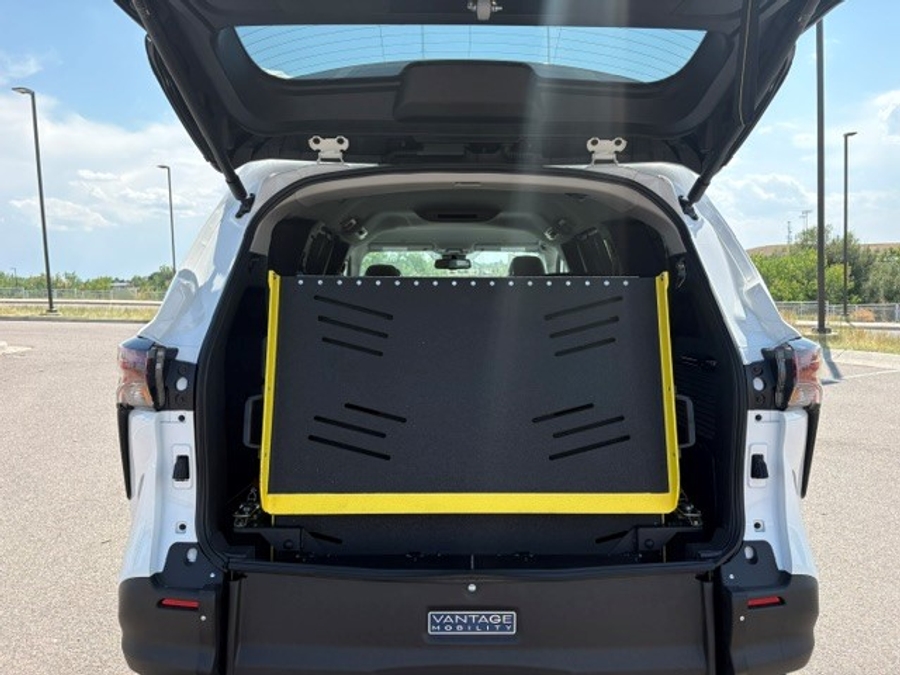 New 2026 Toyota Sienna Hybrid LE - Vantage Mobility Rear Entry Fold Out Manual Ramp