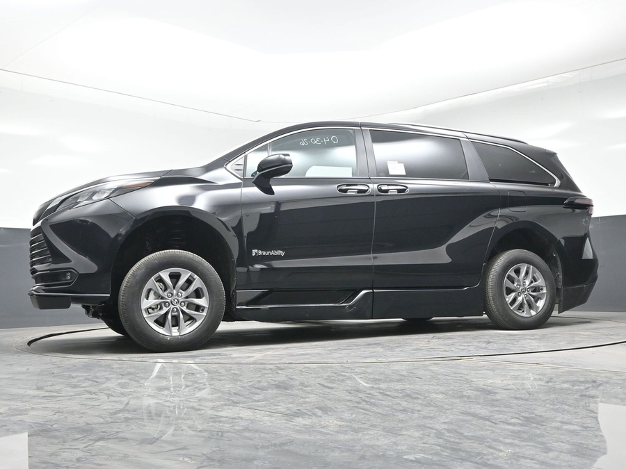 New 2026 Toyota Sienna Hybrid XLE Add - BraunAbility Side Entry Fold Out Automatic Ramp