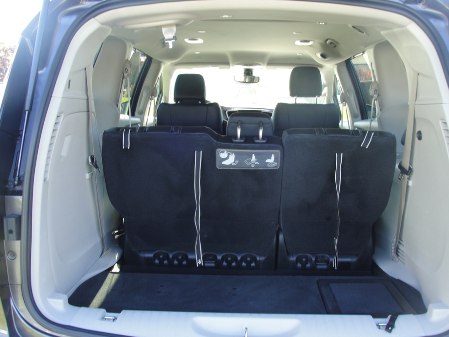 Grey Chrysler Pacifica image number 17