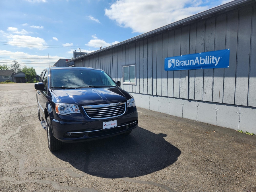 Used 2013 Chrysler Town and Country Touring - BraunAbility Side Entry Entry Fold Out Automatic Ramp